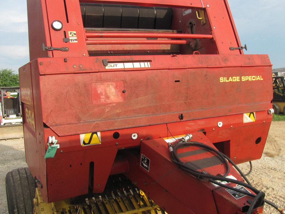 Used New Holland 644 round baler can use net wrap or twine, 4x4 bales, silage special, new belts in 2024, the bale command has a missing power plug, and pickup tines, in good condition.