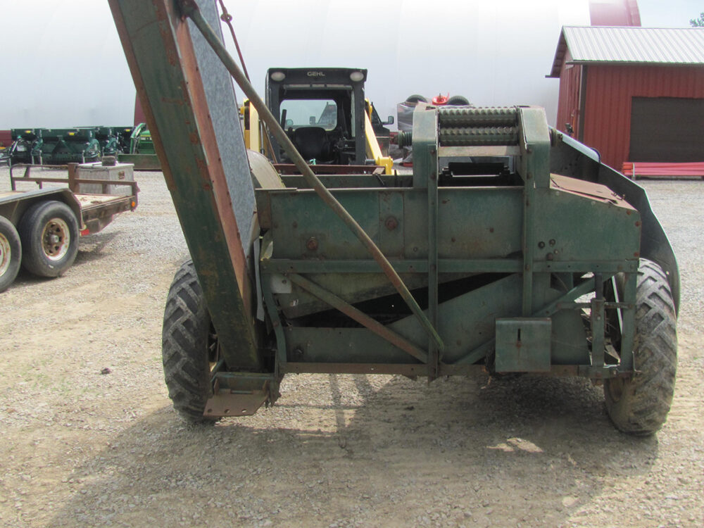 Used single-row New Idea Picker with a single row in fair condition.