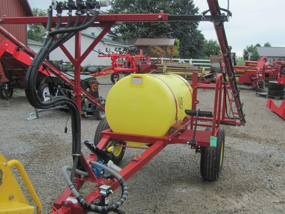Used Lancaster F200 spreader in great condition, equipped with many extras.