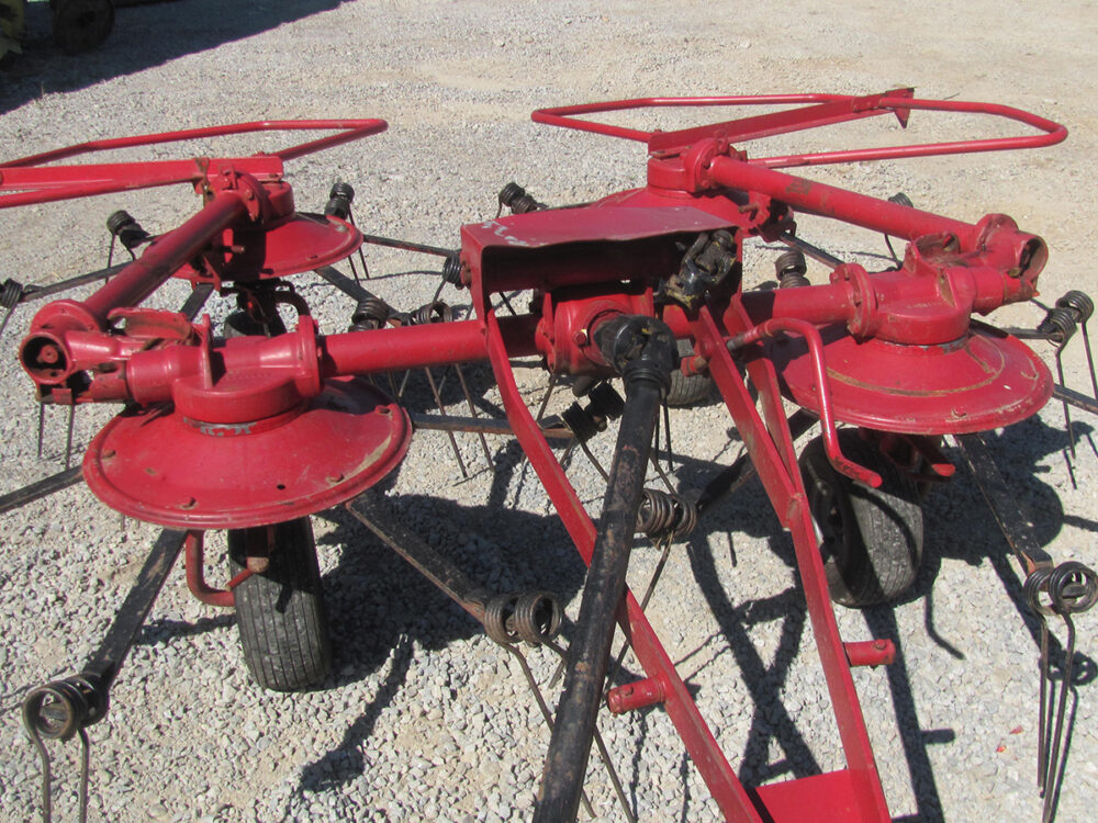 Used 4-star Kuhns GF5000T tedder that folds back in good condition.