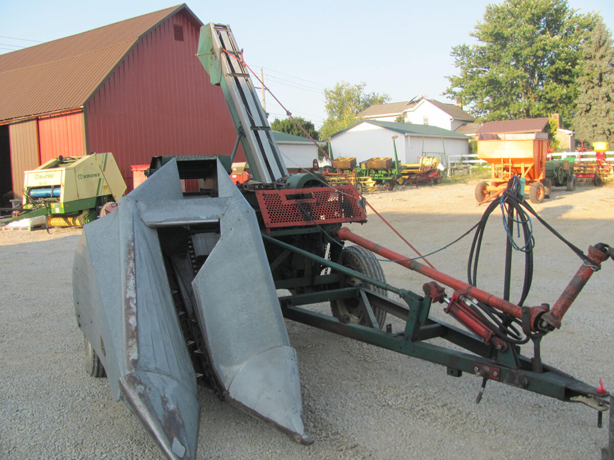 Used New Idea 323 corn picker with hydraulic tilt, very clean with nice paint, in excellent condition.