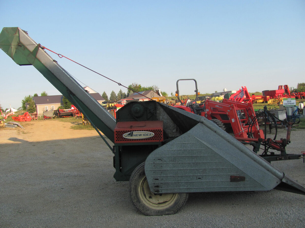 Used New Idea 323 corn picker with hydraulic tilt, very clean with nice paint, in excellent condition.