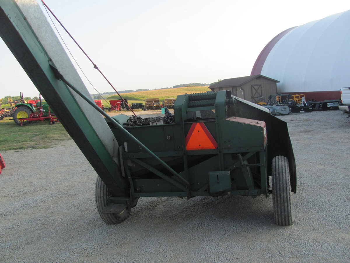 Used New Idea 323 corn picker with hydraulic tilt, very clean with nice paint, in excellent condition.