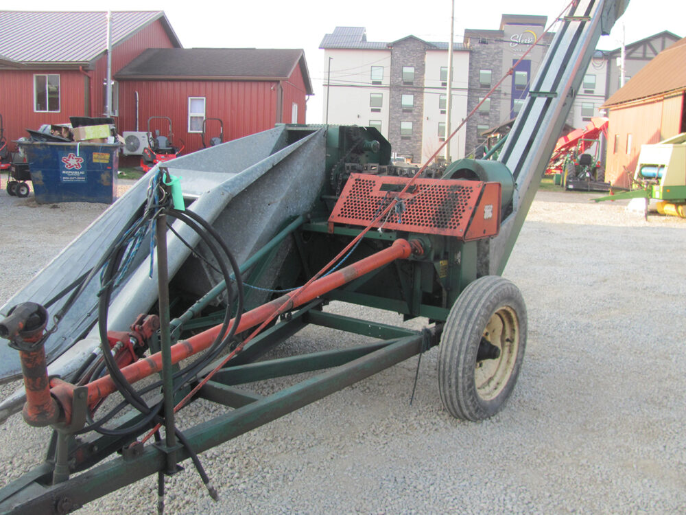 Used New Idea 323 corn picker with hydraulic tilt, very clean with nice paint, in excellent condition.