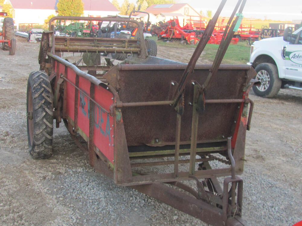 Used New Idea 206 manure spreader, 2-wheel with air tires, serial number 8151546.
