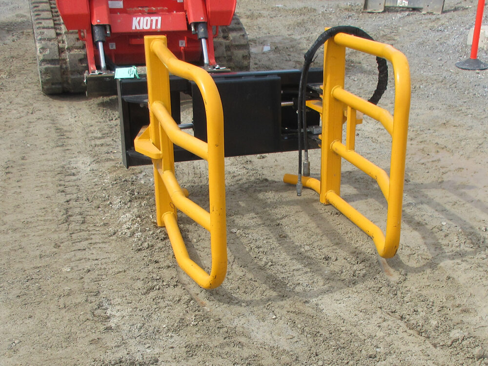 Used Mast Farm round bale hugger with dual cylinders and in excellent condition.