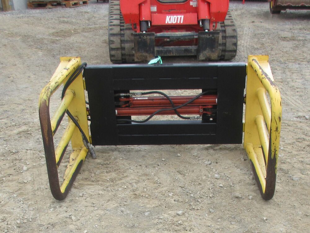 Used equipment: Square bale squeeze with dual cylinders, in good condition.