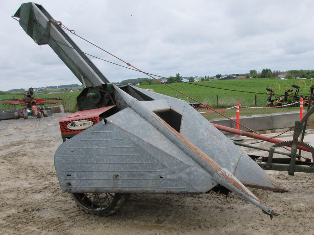 Used New Idea 323 corn picker with serial #227033.