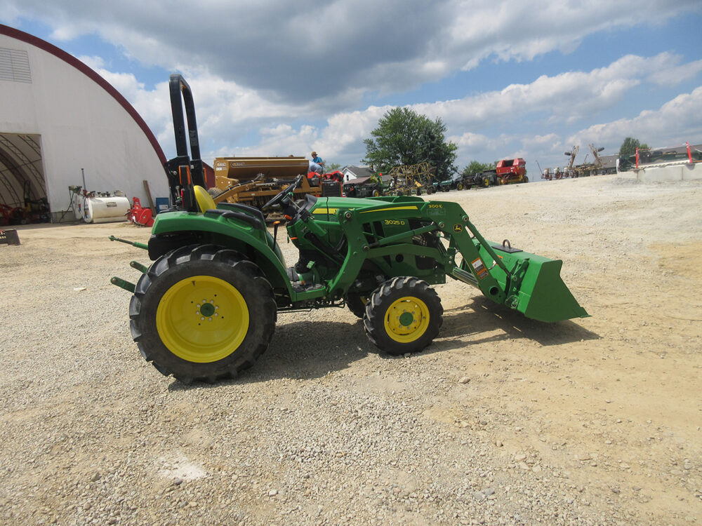 TRACTOR (JD 3025D