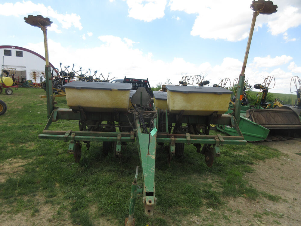 CORN PLANTER (JD 7000