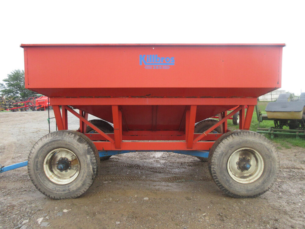 Used equipment: Killbros 385 gravity wagon in excellent condition, equipped with a 10-ton gear.