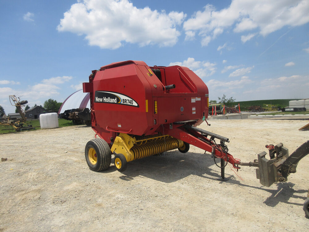 Used equipment: New Holland BR740 round baler in good condition, equipped with twine tie.