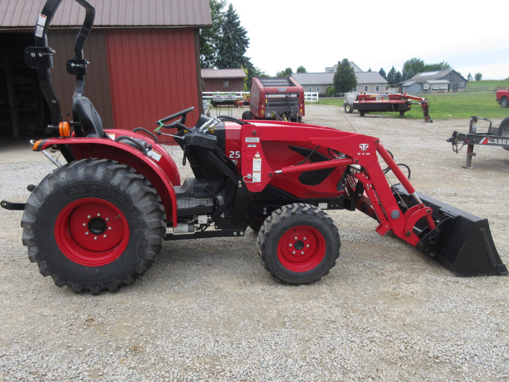TRACTOR (TYM T25 - 24.7 HP - hydro - Loader w/bucket - industrial tires - 71 hours - PFKC01008