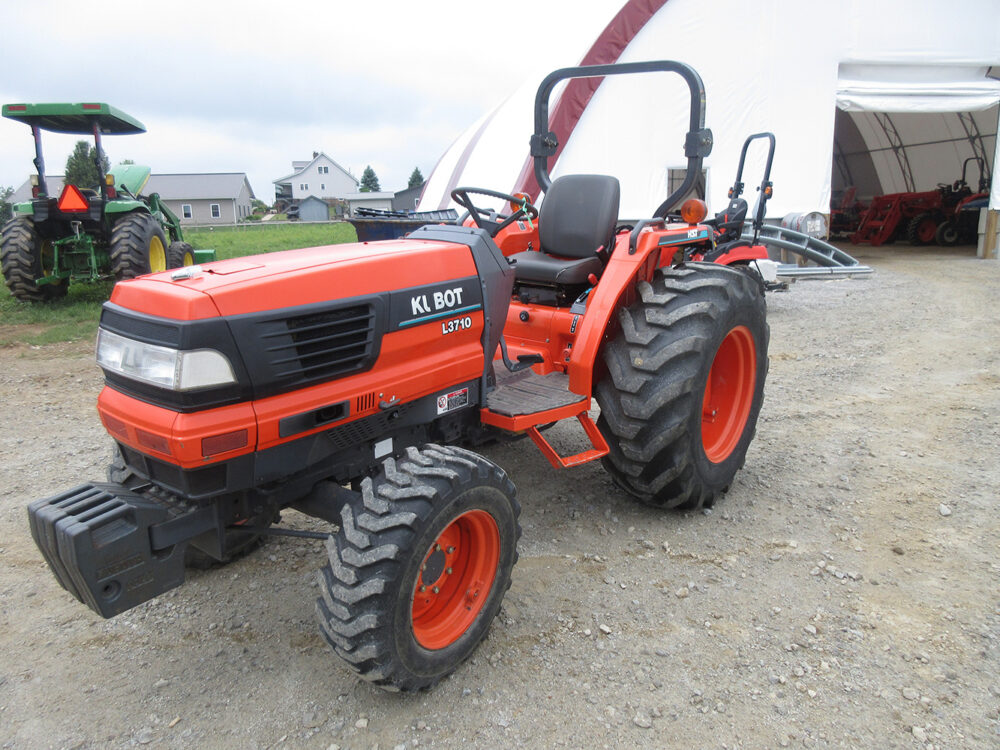 TRACTOR (Kubota L3710
