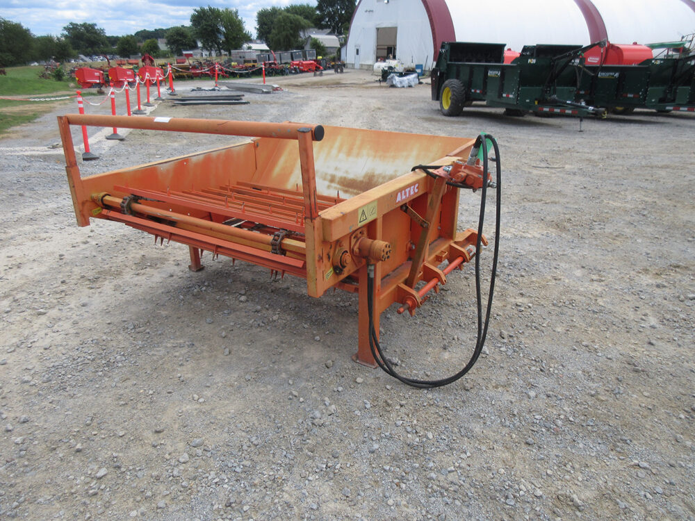 Used equipment: Altec DR160S round bale shredder, hydraulic drive, can be used as a 3-point or stationary unit, can be set up with a baler for rebaling, single-owner machine, one bolt-on set bar is broken, in excellent condition, serial number 48995