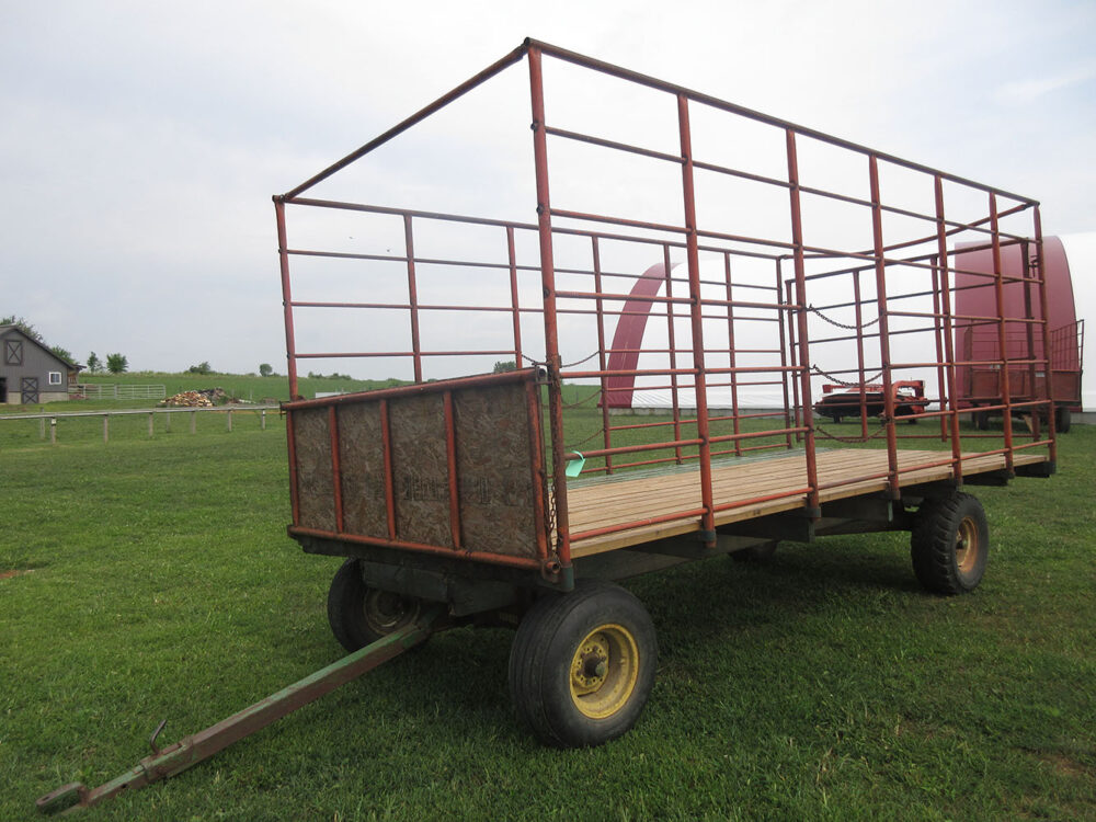 Used John Deere kicker wagon with 1065A gear, good floor, air tires, and serial #W1065158537W.