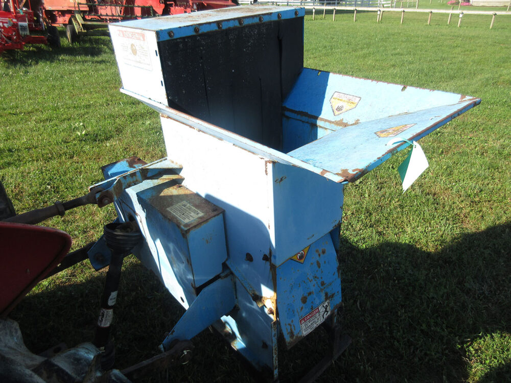 Used equipment: Goossen chipper/shredder, 3-point PTO drive, top and side feed, teeth are in good condition, runs, in fair condition